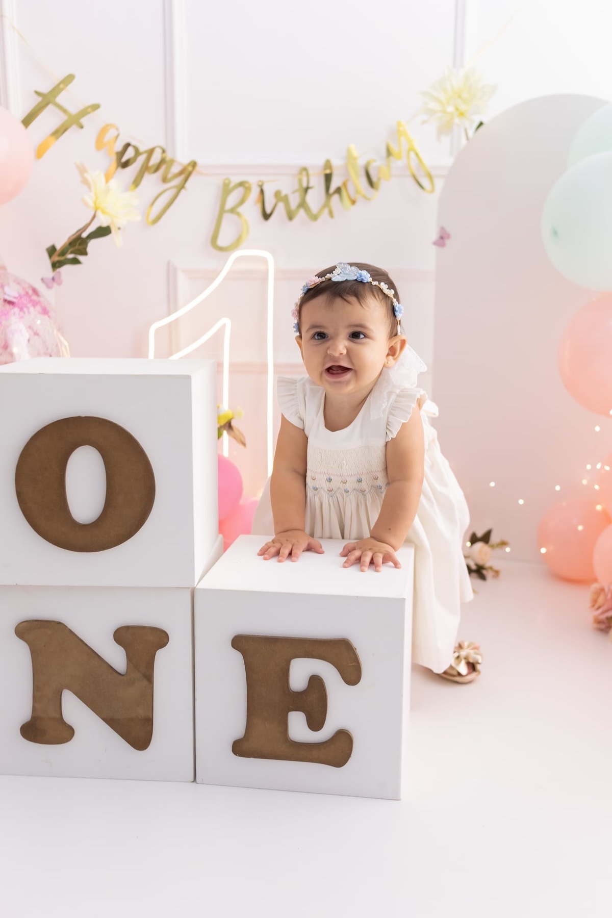 Ensaio de smash the cake em estúdio. Fotografo em Londrina especializado em ensaios de bebes, família e crianças. Momento registrado pela fotografa Giscellayne.