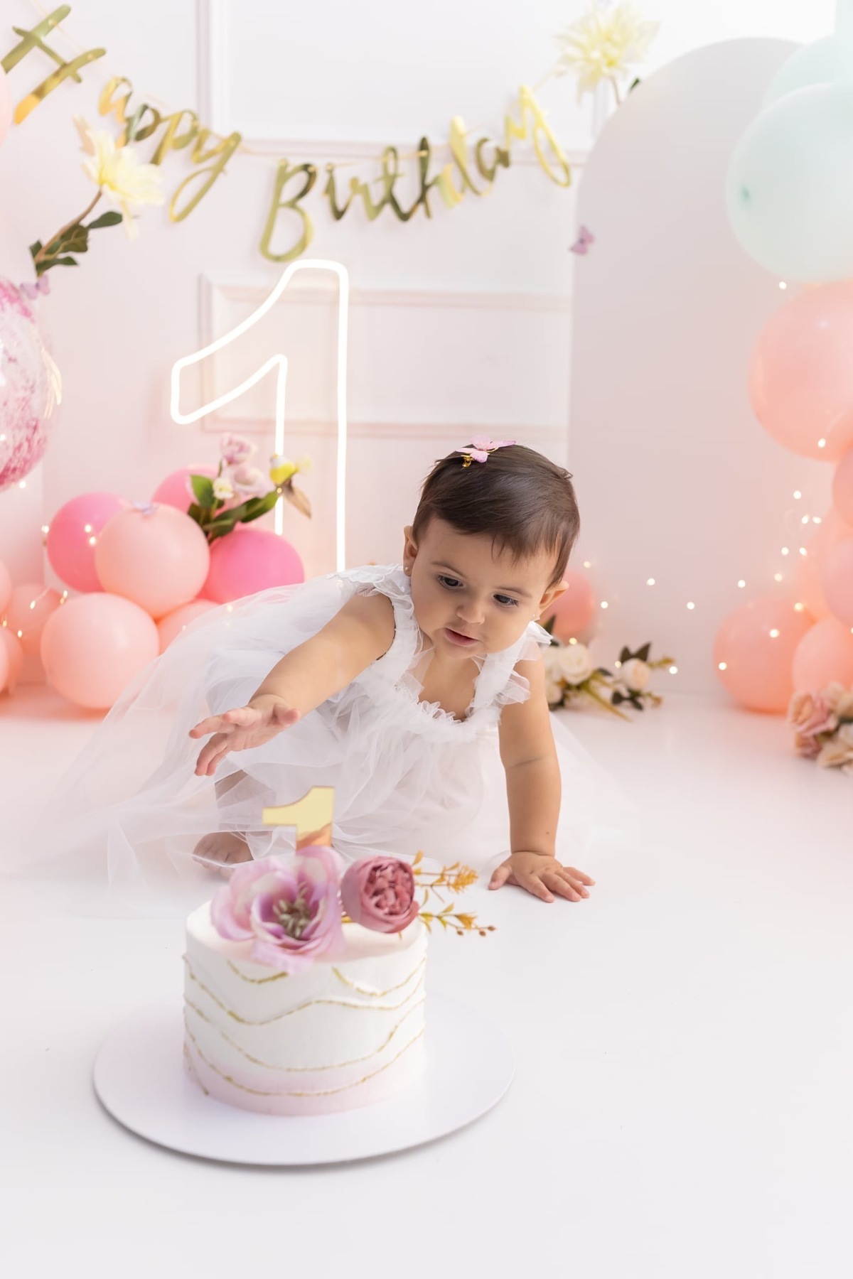 Ensaio de smash the cake em estúdio. Fotografo em Londrina especializado em ensaios de bebes, família e crianças. Momento registrado pela fotografa Giscellayne.