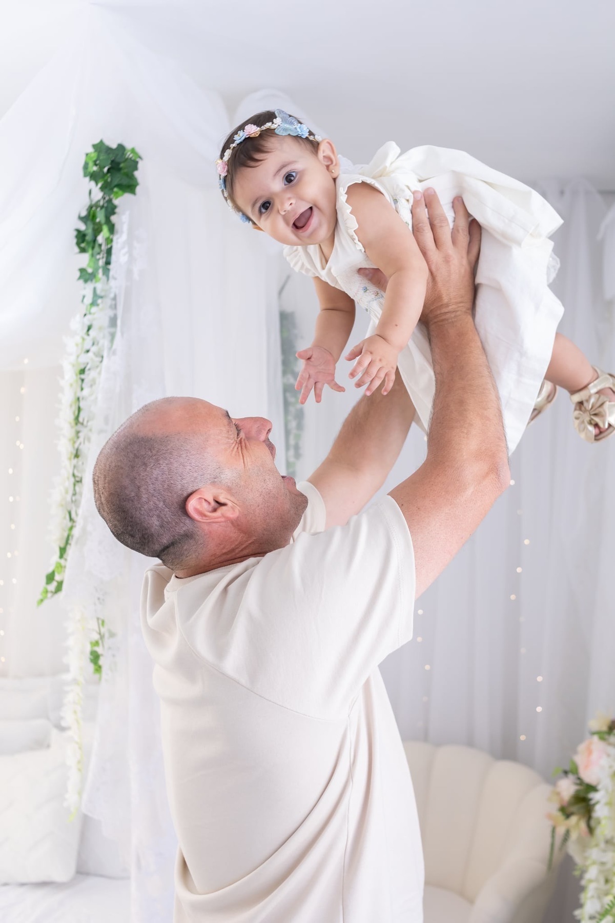 Ensaio de smash the cake em estúdio. Fotografo em Londrina especializado em ensaios de bebes, família e crianças. Momento registrado pela fotografa Giscellayne.