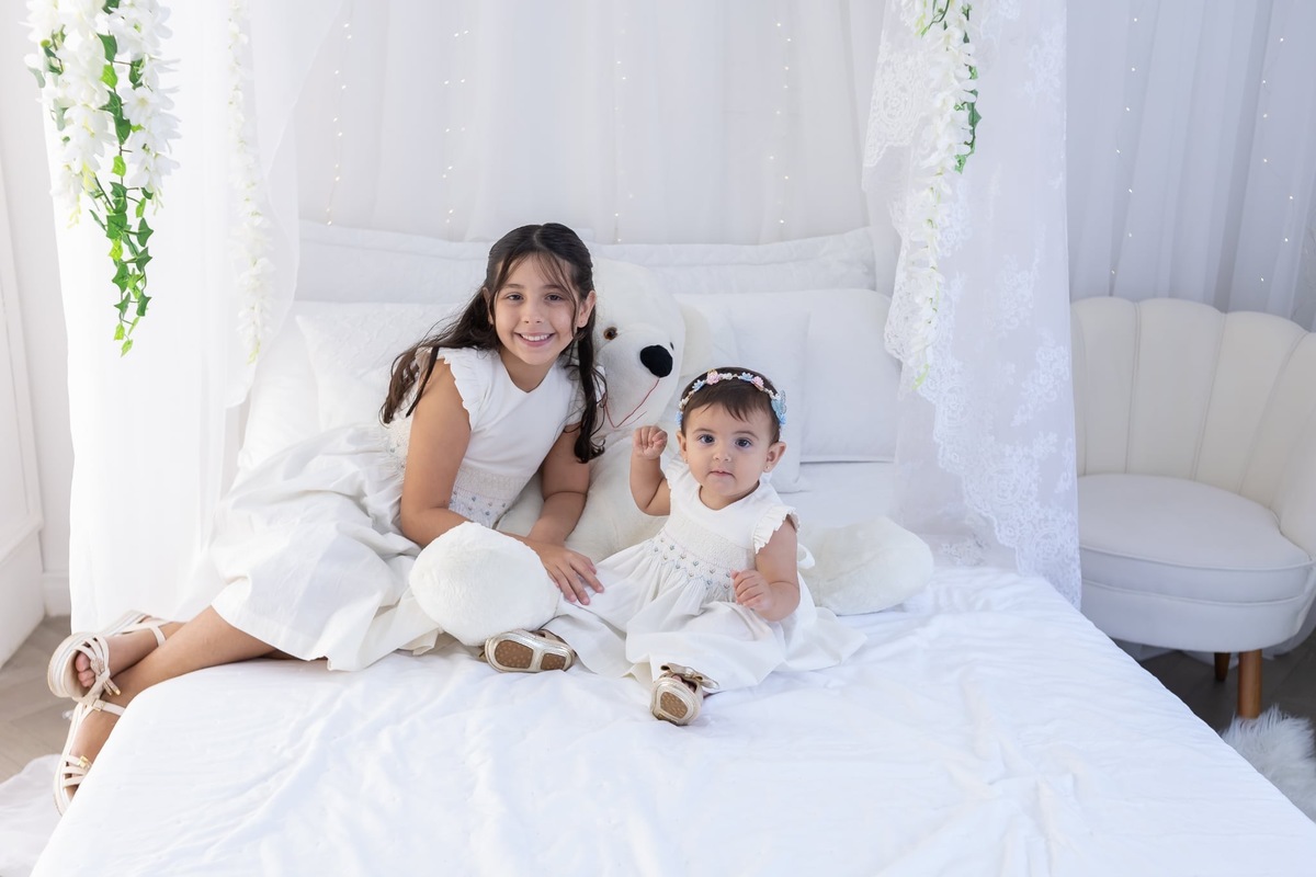 Ensaio de smash the cake em estúdio. Fotografo em Londrina especializado em ensaios de bebes, família e crianças. Momento registrado pela fotografa Giscellayne.