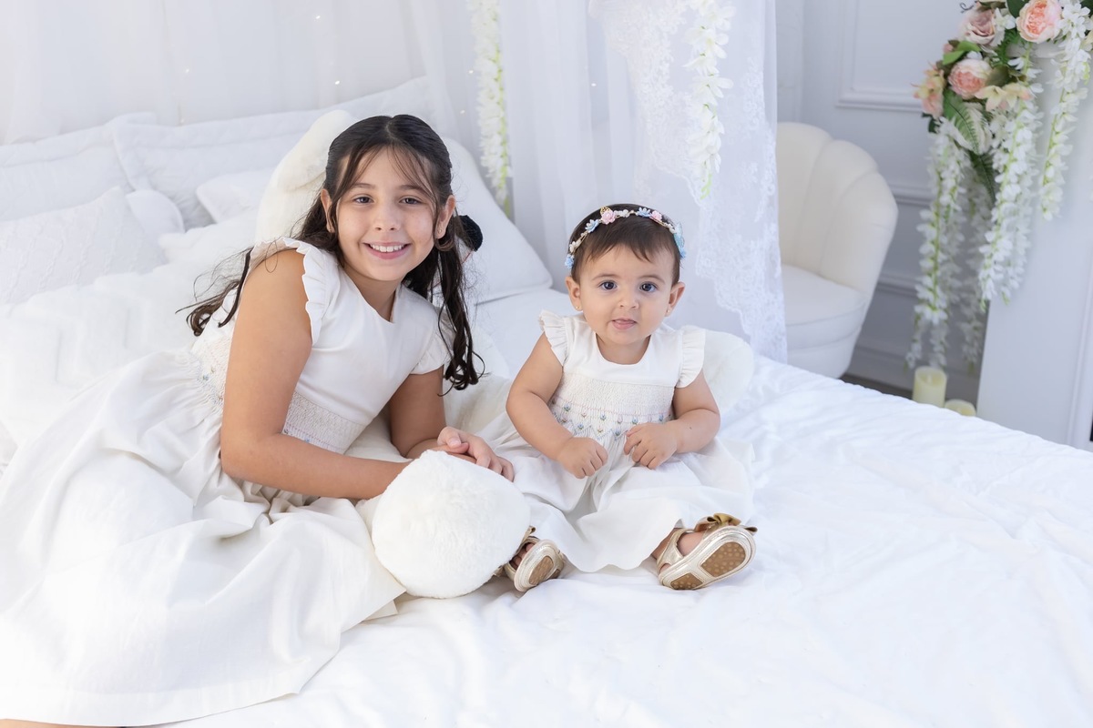 Ensaio de smash the cake em estúdio. Fotografo em Londrina especializado em ensaios de bebes, família e crianças. Momento registrado pela fotografa Giscellayne.