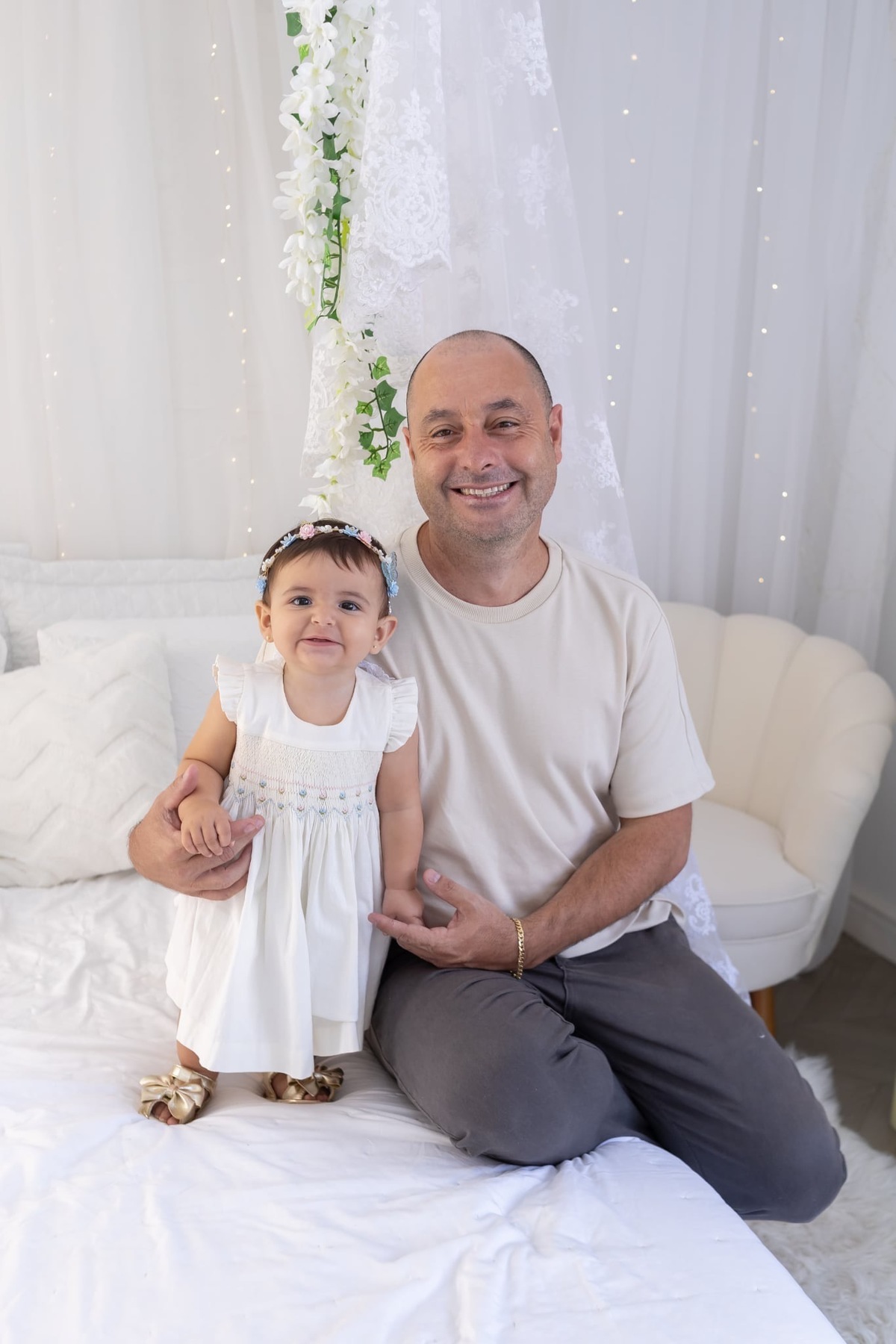 Ensaio de smash the cake em estúdio. Fotografo em Londrina especializado em ensaios de bebes, família e crianças. Momento registrado pela fotografa Giscellayne.
