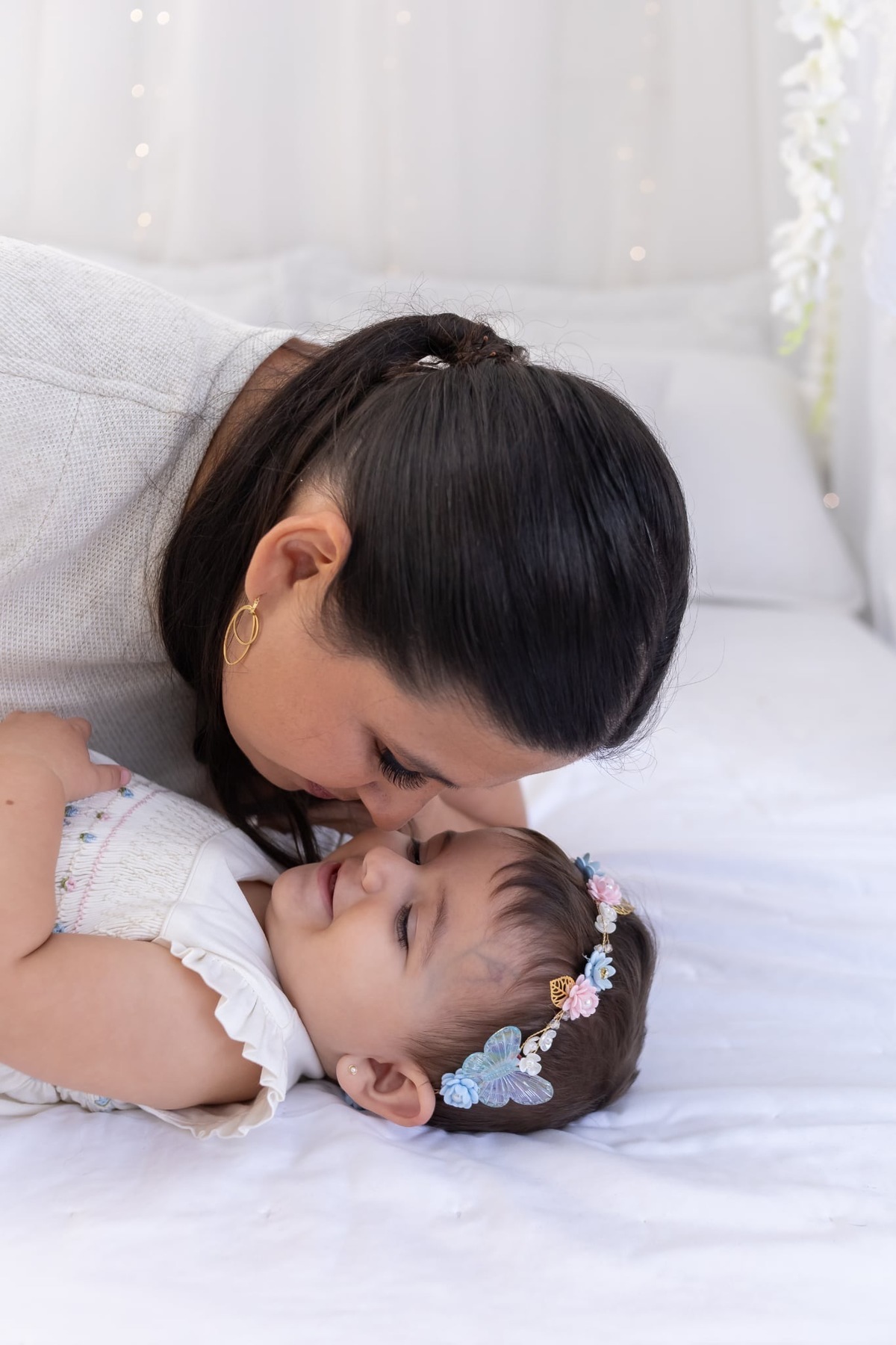 Ensaio de smash the cake em estúdio. Fotografo em Londrina especializado em ensaios de bebes, família e crianças. Momento registrado pela fotografa Giscellayne.