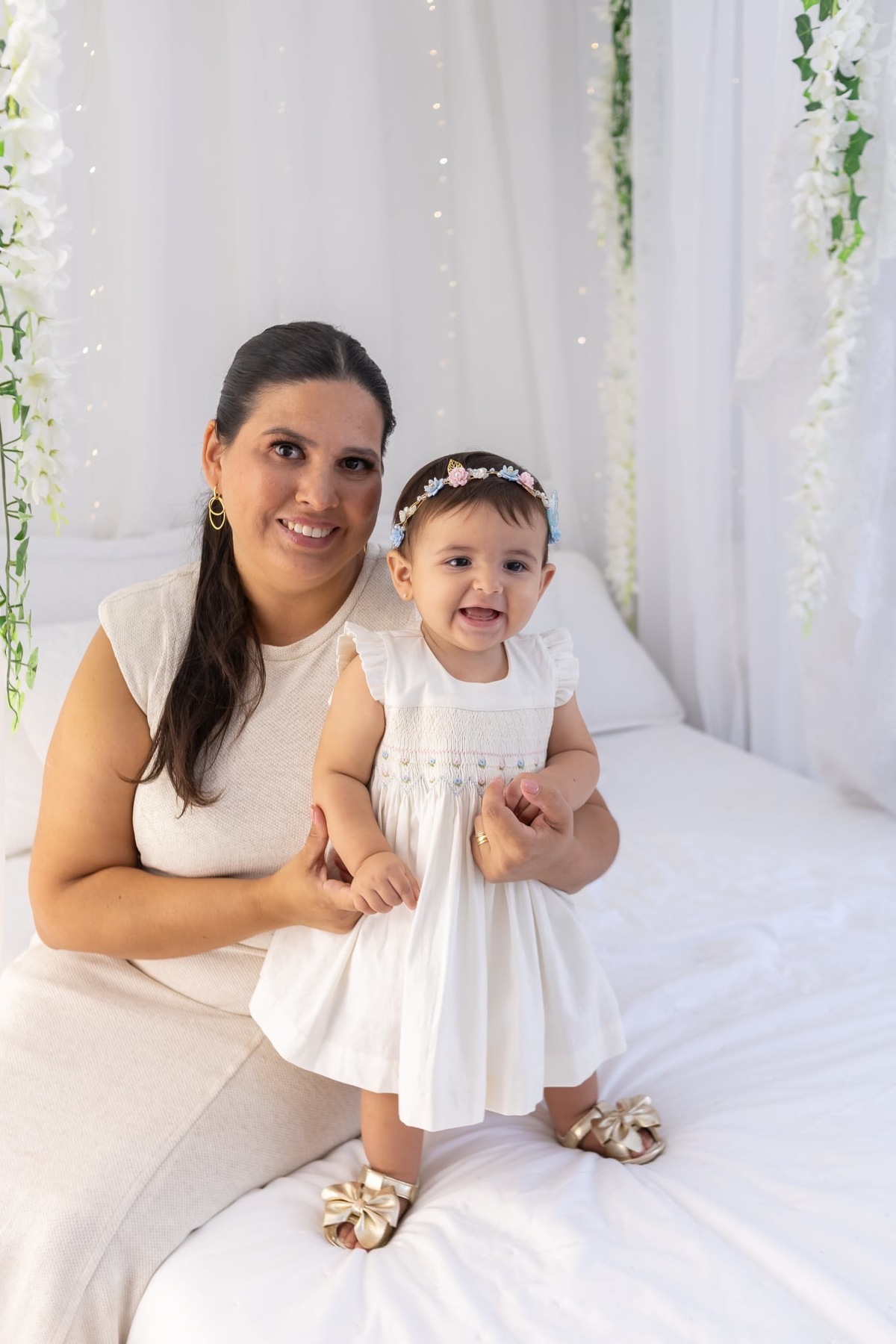 Ensaio de smash the cake em estúdio. Fotografo em Londrina especializado em ensaios de bebes, família e crianças. Momento registrado pela fotografa Giscellayne.