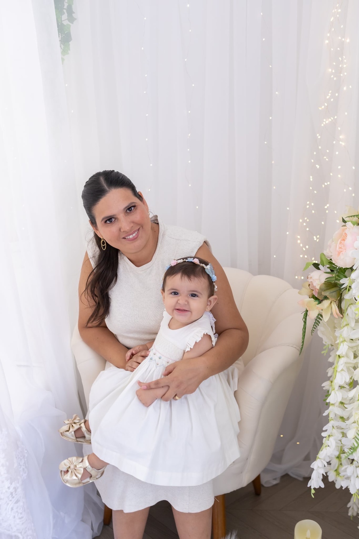 Ensaio de smash the cake em estúdio. Fotografo em Londrina especializado em ensaios de bebes, família e crianças. Momento registrado pela fotografa Giscellayne.