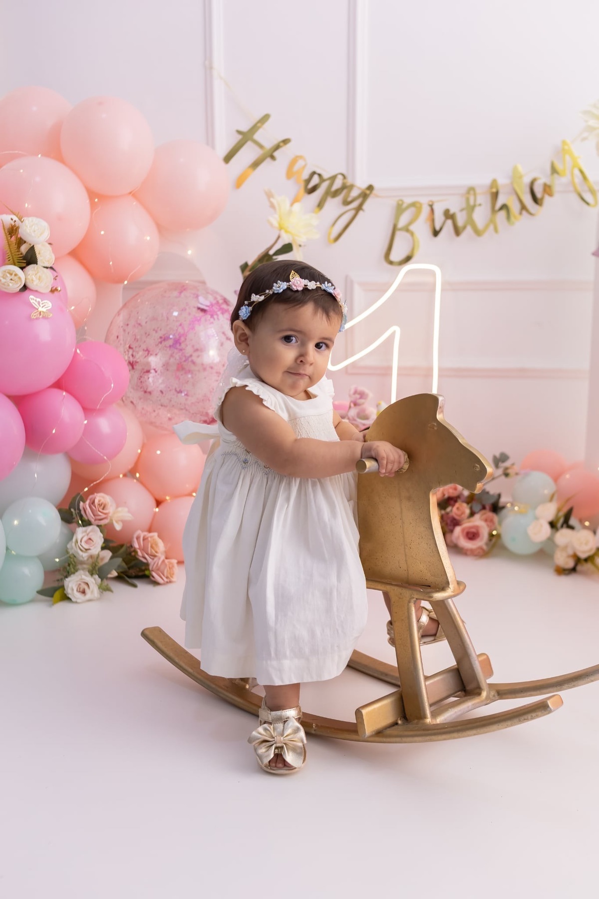 Ensaio de smash the cake em estúdio. Fotografo em Londrina especializado em ensaios de bebes, família e crianças. Momento registrado pela fotografa Giscellayne.