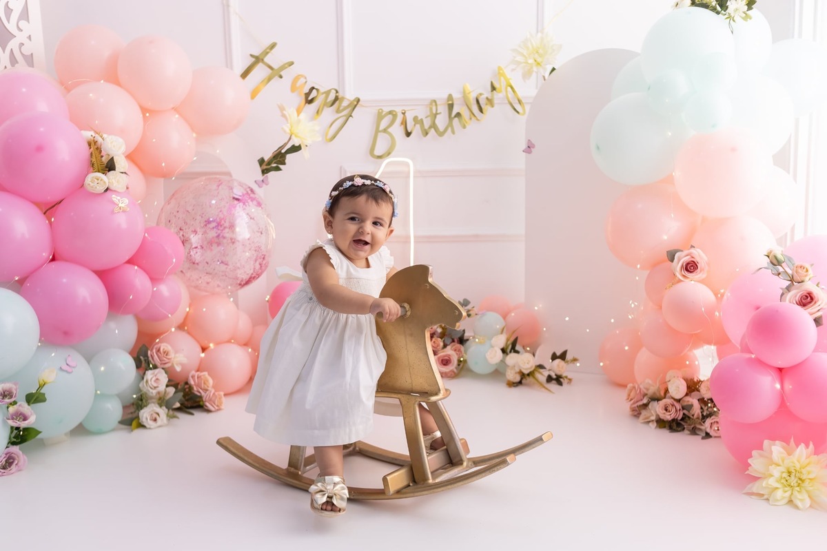 Ensaio de smash the cake em estúdio. Fotografo em Londrina especializado em ensaios de bebes, família e crianças. Momento registrado pela fotografa Giscellayne.