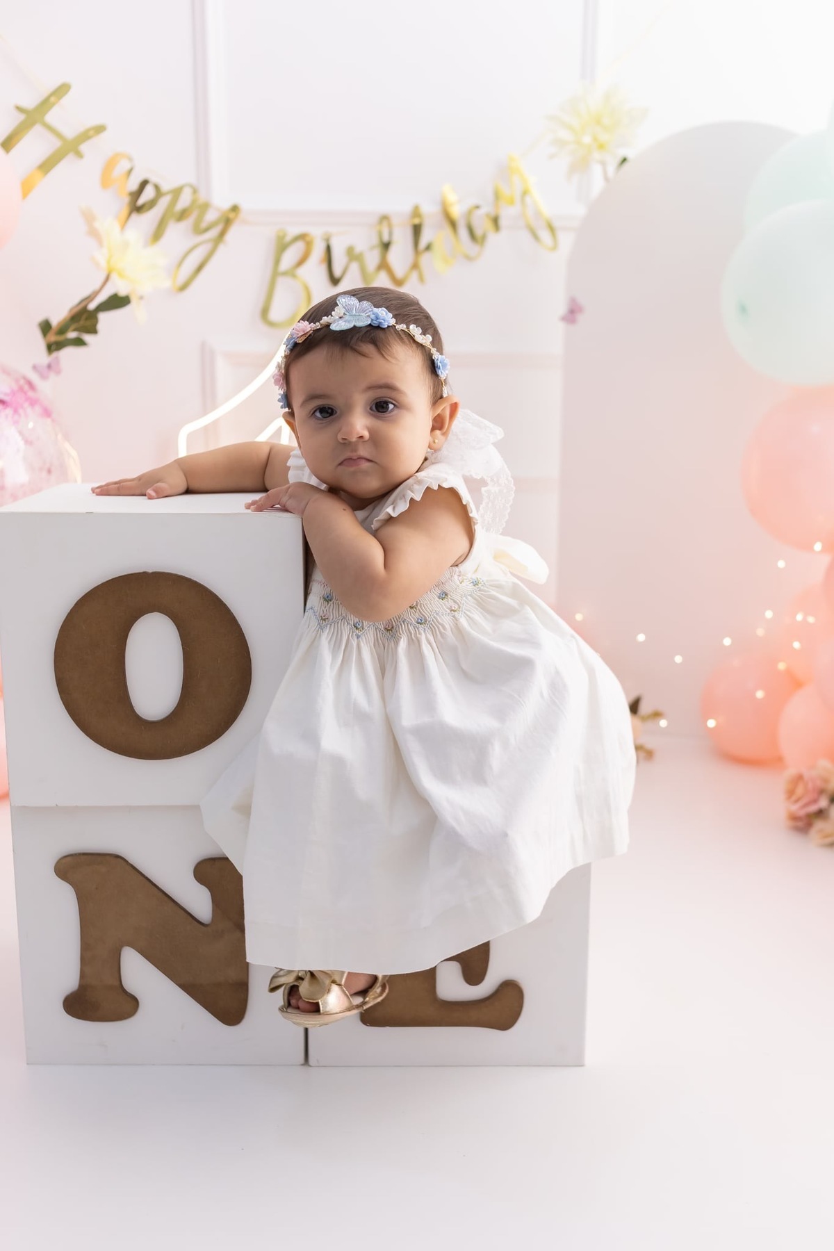 Ensaio de smash the cake em estúdio. Fotografo em Londrina especializado em ensaios de bebes, família e crianças. Momento registrado pela fotografa Giscellayne.