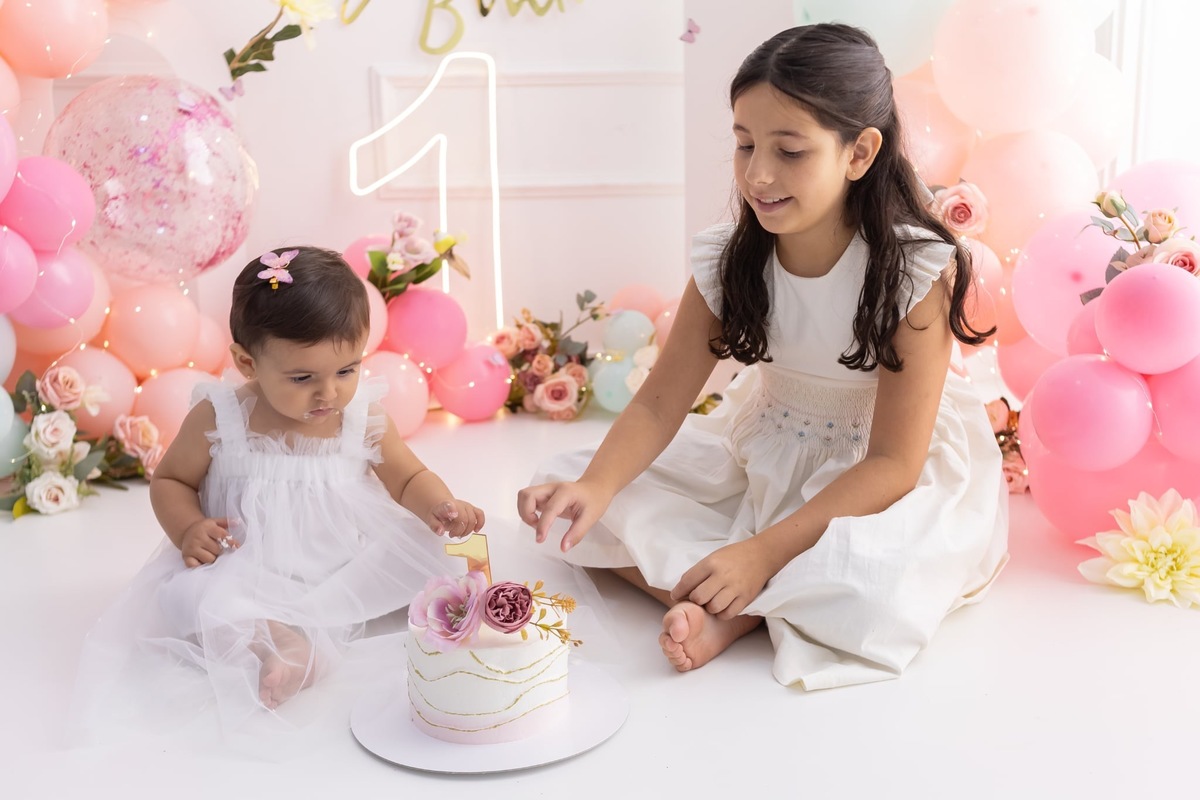 Ensaio de smash the cake em estúdio. Fotografo em Londrina especializado em ensaios de bebes, família e crianças. Momento registrado pela fotografa Giscellayne.