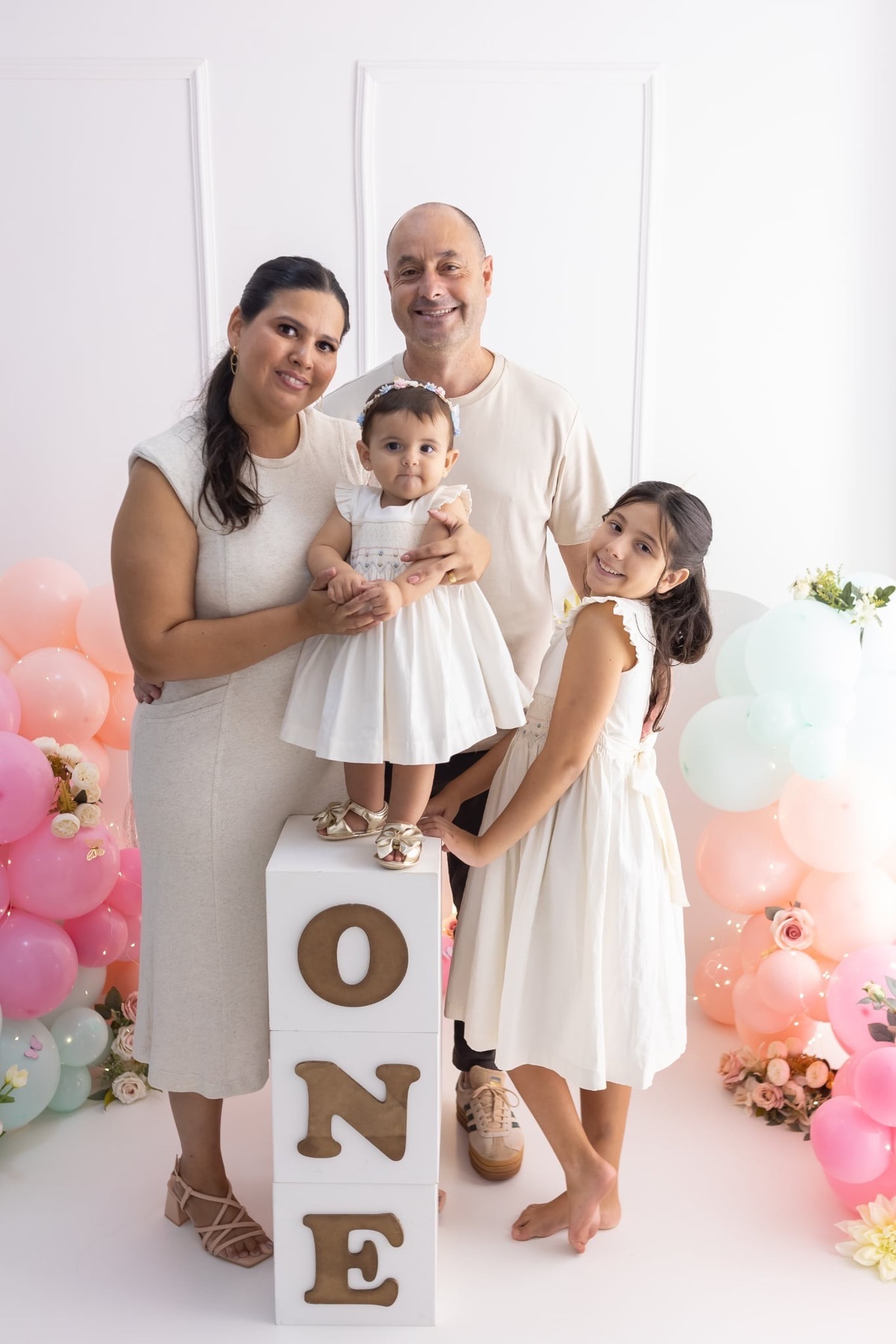 Ensaio de smash the cake em estúdio. Fotografo em Londrina especializado em ensaios de bebes, família e crianças. Momento registrado pela fotografa Giscellayne.