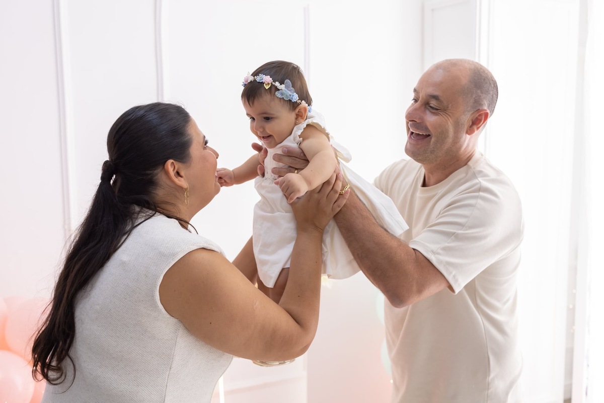 Ensaio de smash the cake em estúdio. Fotografo em Londrina especializado em ensaios de bebes, família e crianças. Momento registrado pela fotografa Giscellayne.