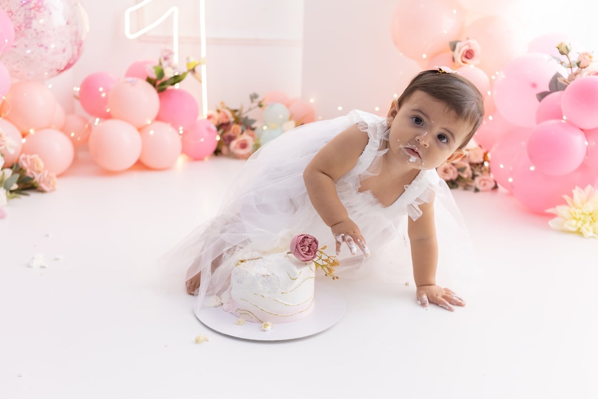 Ensaio de smash the cake em estúdio. Fotografo em Londrina especializado em ensaios de bebes, família e crianças. Momento registrado pela fotografa Giscellayne.