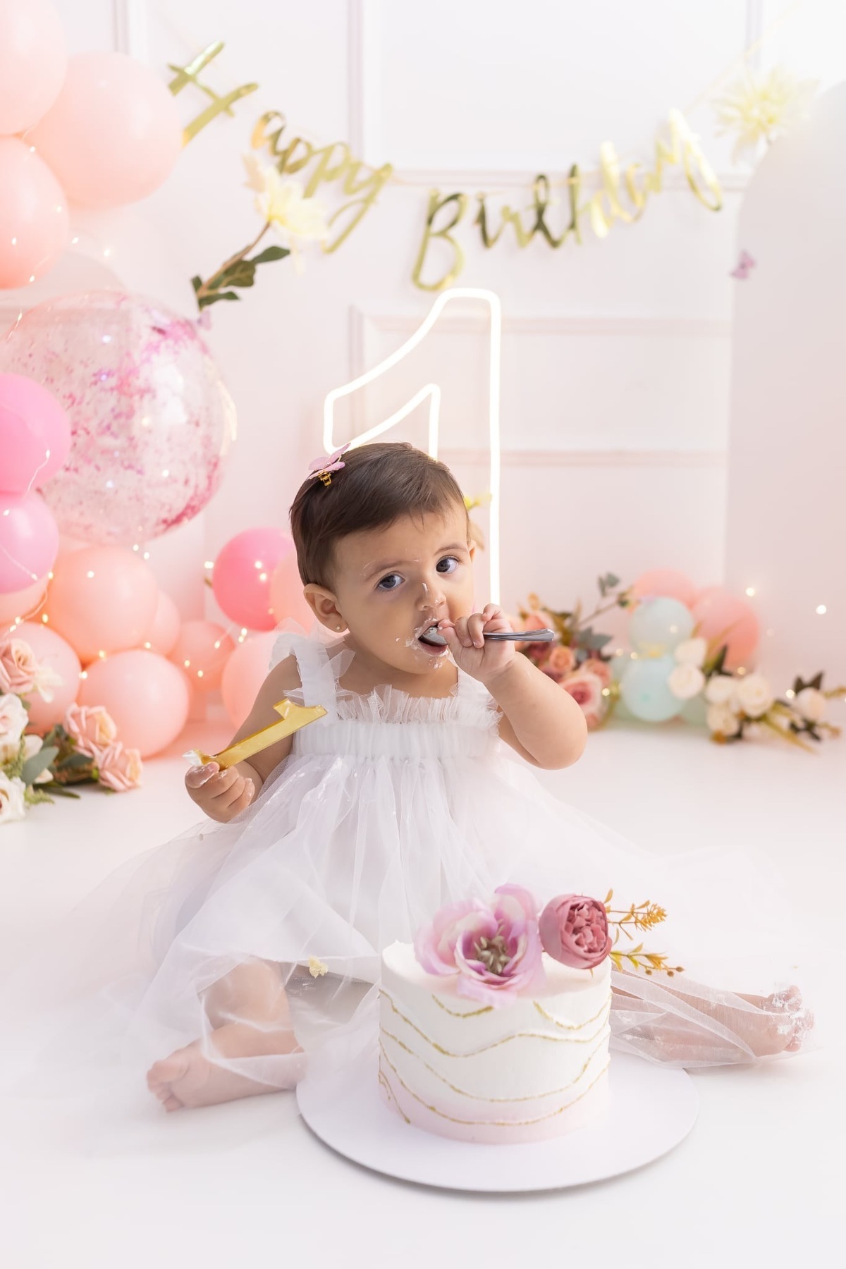 Ensaio de smash the cake em estúdio. Fotografo em Londrina especializado em ensaios de bebes, família e crianças. Momento registrado pela fotografa Giscellayne.