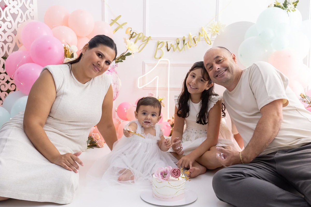 Ensaio de smash the cake em estúdio. Fotografo em Londrina especializado em ensaios de bebes, família e crianças. Momento registrado pela fotografa Giscellayne.