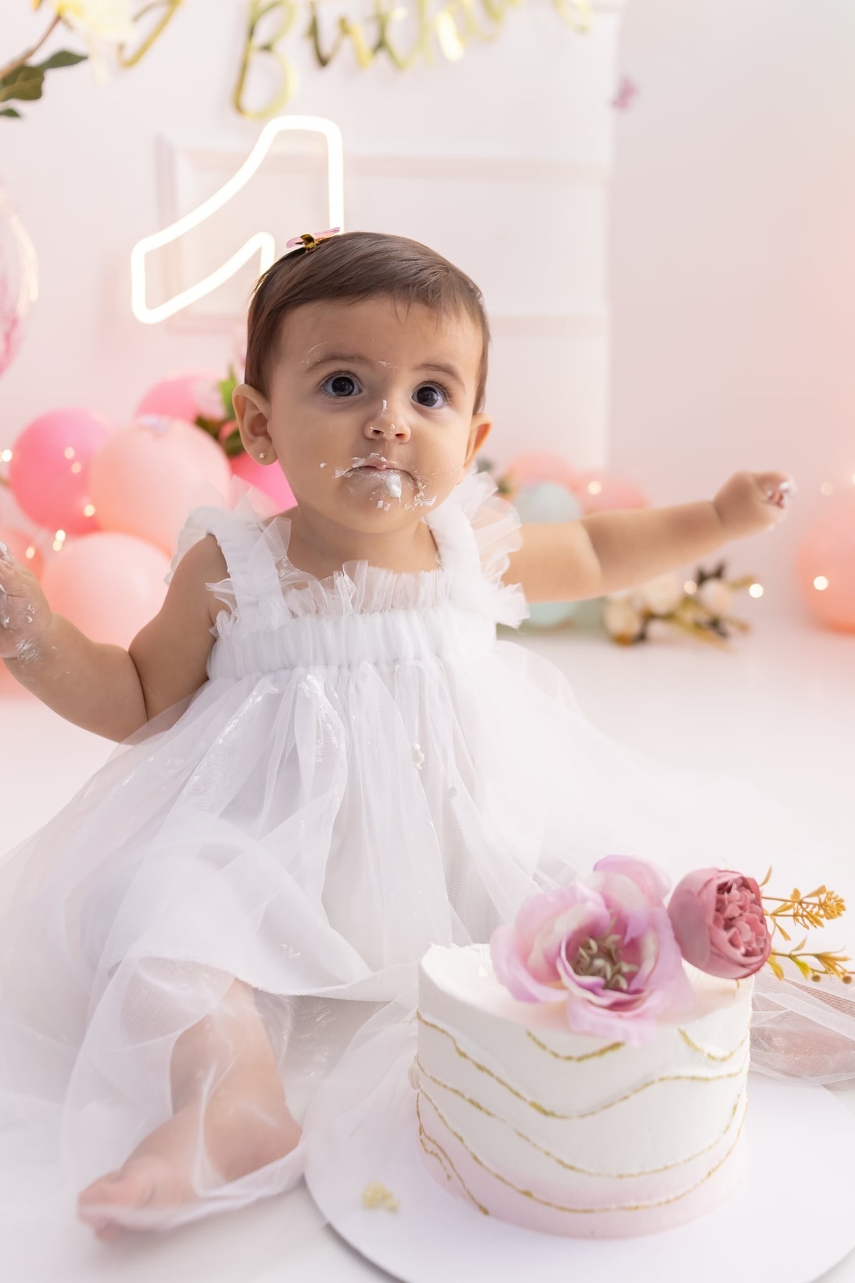 Ensaio de smash the cake em estúdio. Fotografo em Londrina especializado em ensaios de bebes, família e crianças. Momento registrado pela fotografa Giscellayne.
