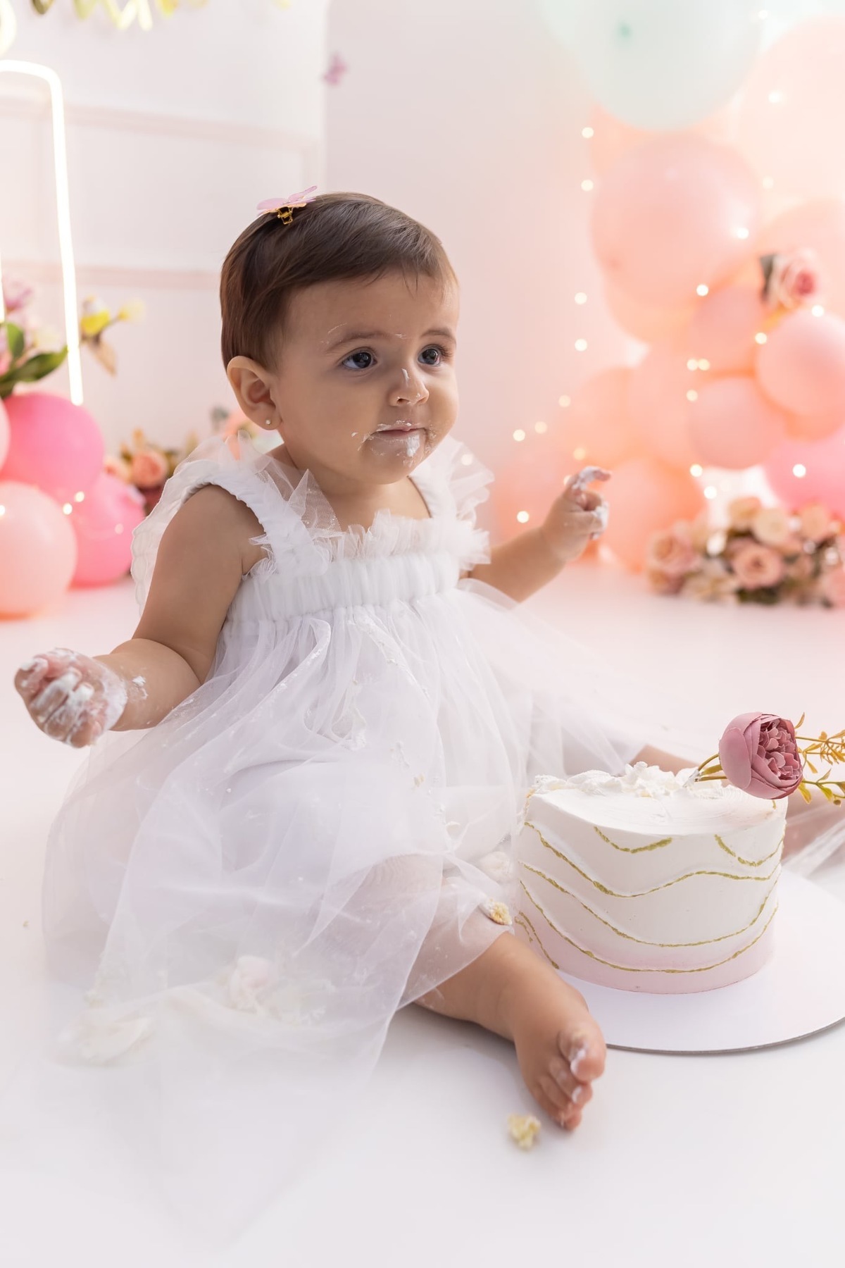 Ensaio de smash the cake em estúdio. Fotografo em Londrina especializado em ensaios de bebes, família e crianças. Momento registrado pela fotografa Giscellayne.