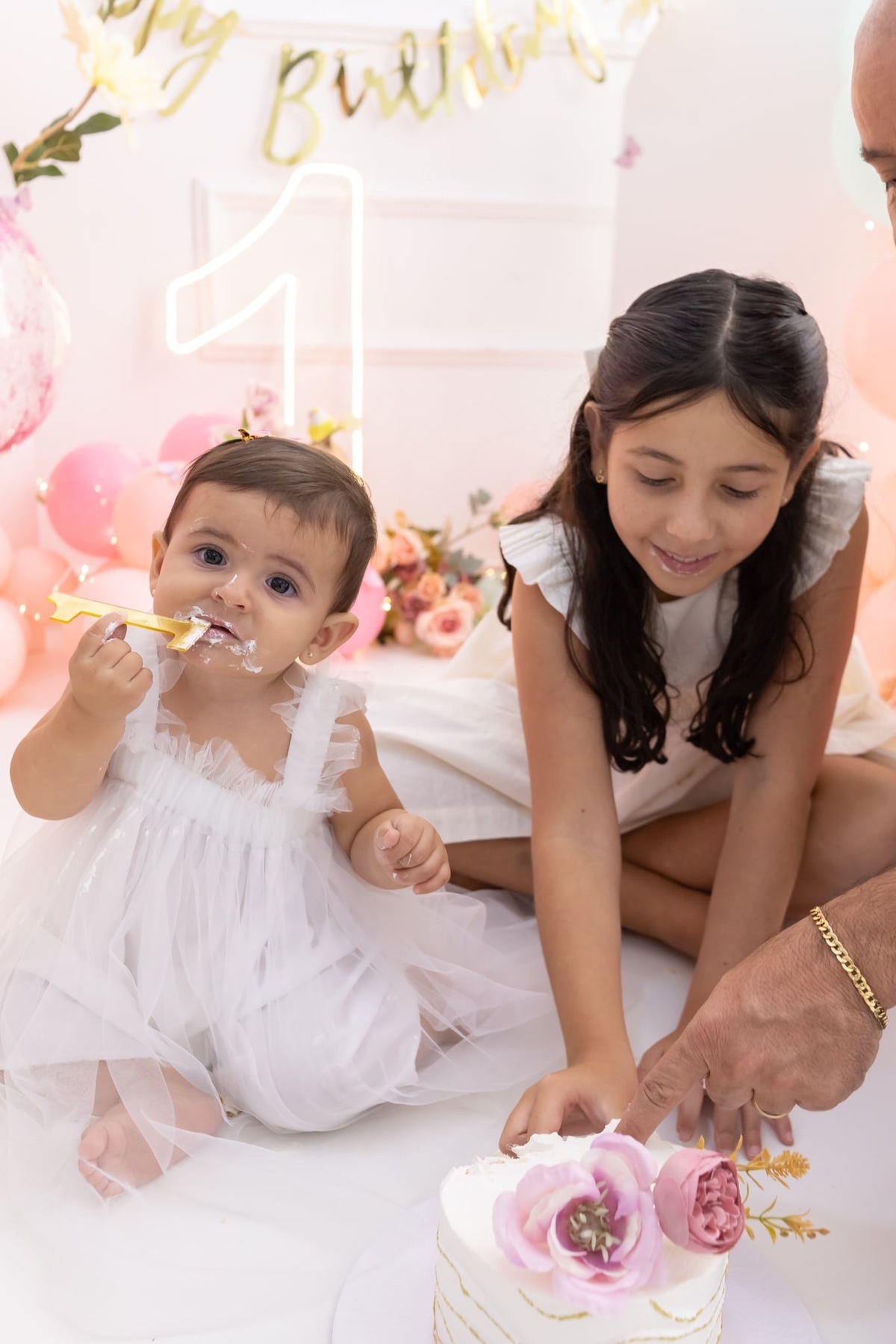 Ensaio de smash the cake em estúdio. Fotografo em Londrina especializado em ensaios de bebes, família e crianças. Momento registrado pela fotografa Giscellayne.