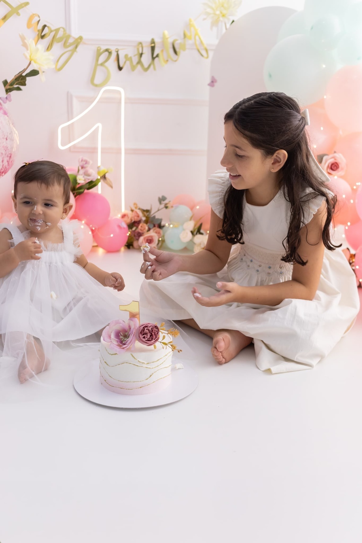 Ensaio de smash the cake em estúdio. Fotografo em Londrina especializado em ensaios de bebes, família e crianças. Momento registrado pela fotografa Giscellayne.