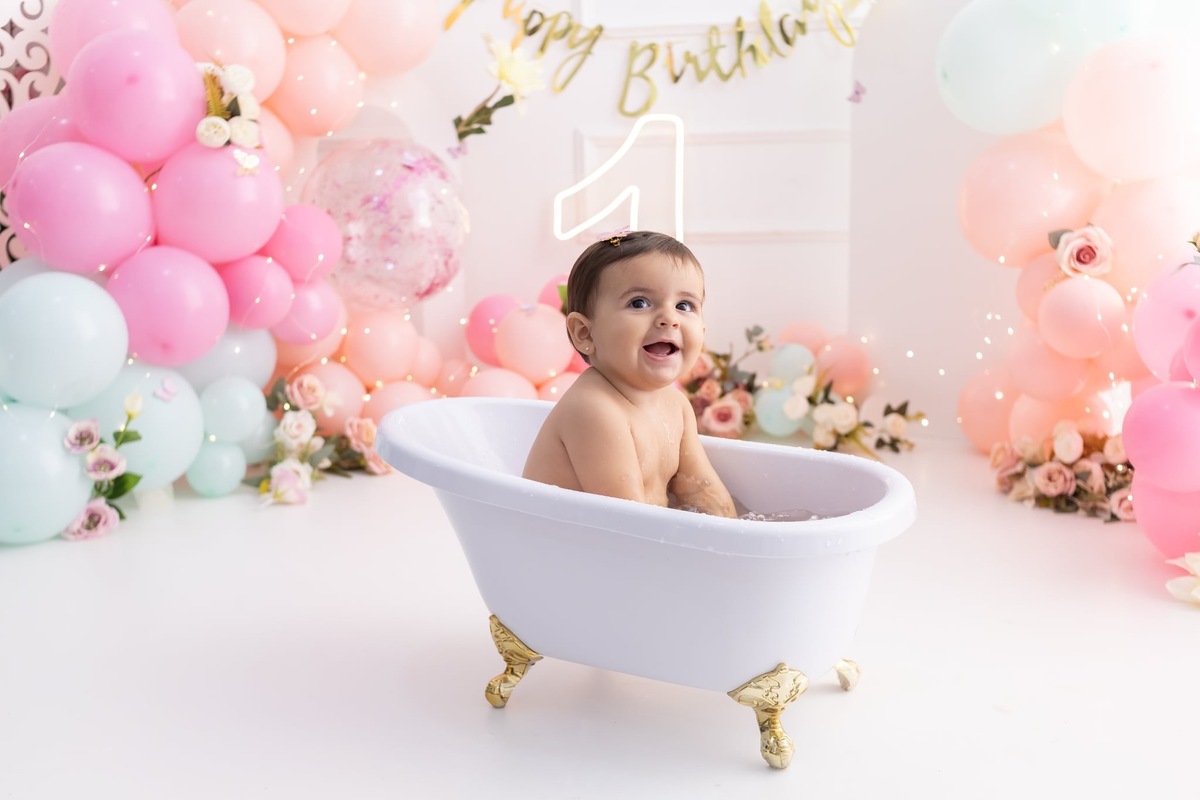Ensaio de smash the cake em estúdio. Fotografo em Londrina especializado em ensaios de bebes, família e crianças. Momento registrado pela fotografa Giscellayne.