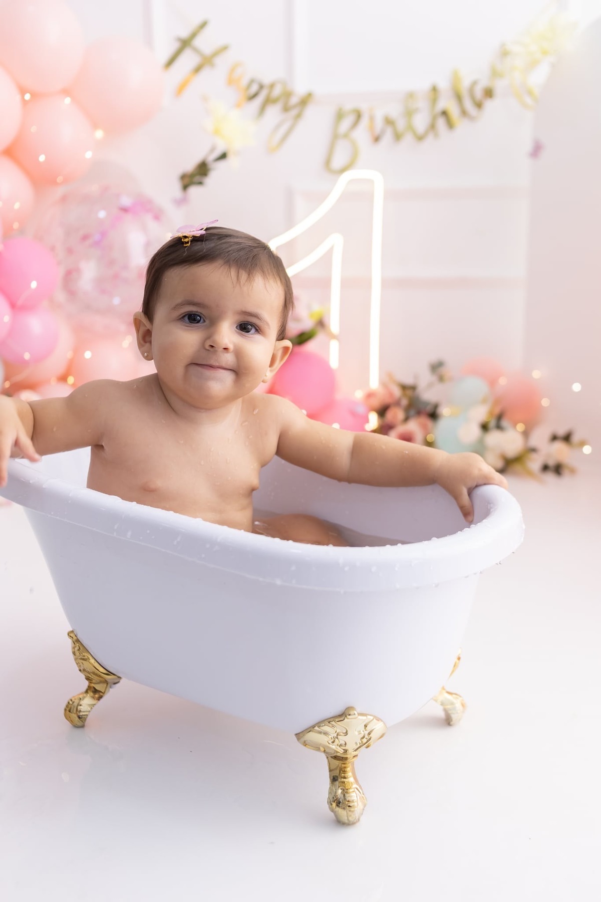 Ensaio de smash the cake em estúdio. Fotografo em Londrina especializado em ensaios de bebes, família e crianças. Momento registrado pela fotografa Giscellayne.