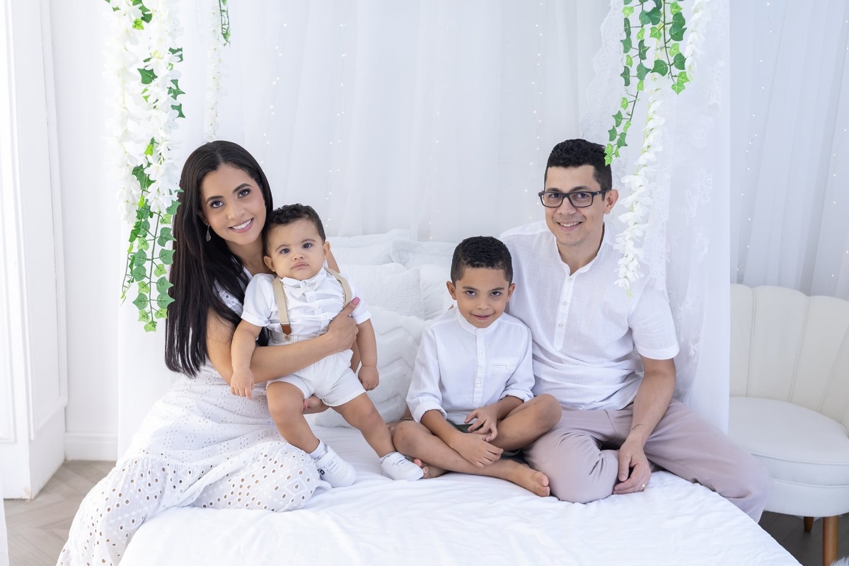 Ensaio de smash the cake em estúdio. Fotografo em Londrina especializado em ensaios de bebes, família e crianças. Momento registrado pela fotografa Giscellayne.