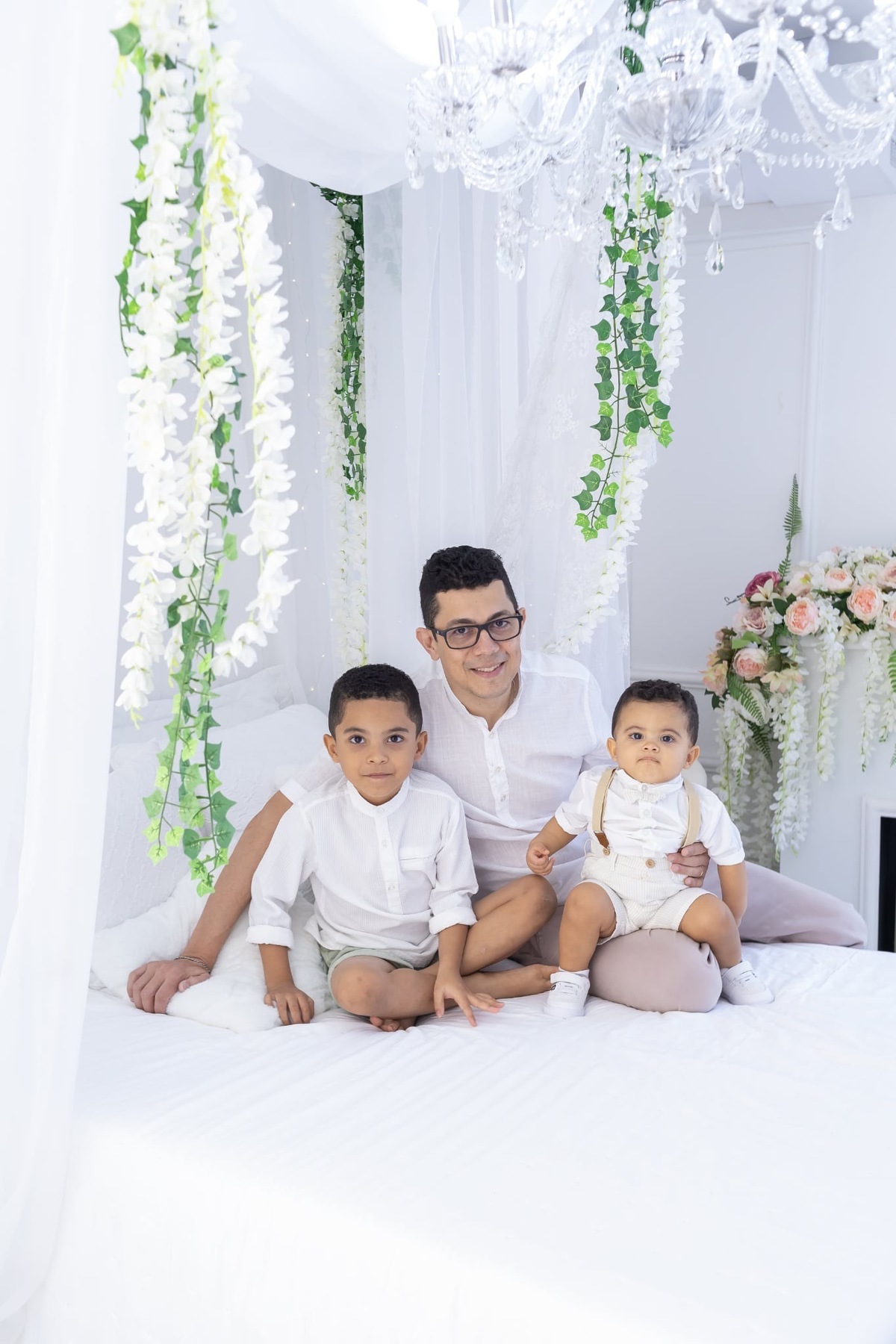 Ensaio de smash the cake em estúdio. Fotografo em Londrina especializado em ensaios de bebes, família e crianças. Momento registrado pela fotografa Giscellayne.
