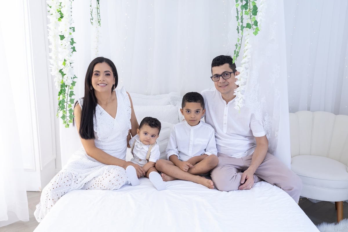 Ensaio de smash the cake em estúdio. Fotografo em Londrina especializado em ensaios de bebes, família e crianças. Momento registrado pela fotografa Giscellayne.
