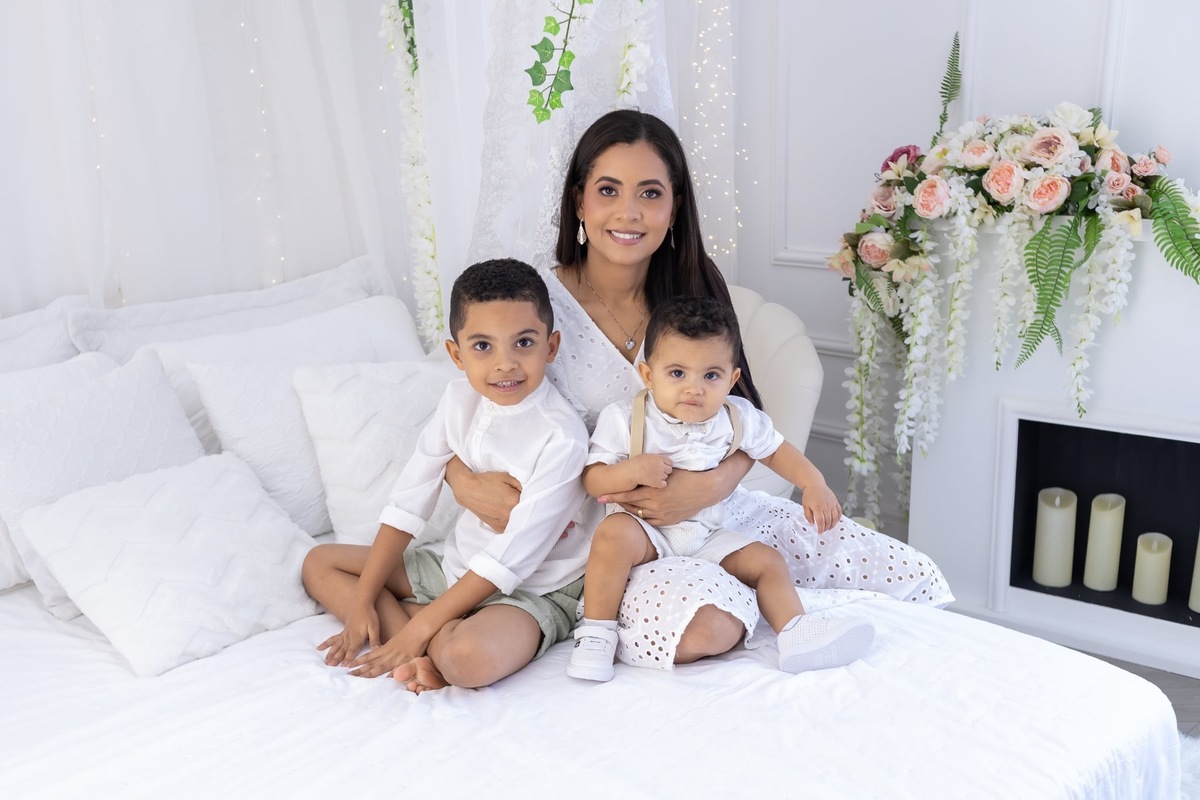 Ensaio de smash the cake em estúdio. Fotografo em Londrina especializado em ensaios de bebes, família e crianças. Momento registrado pela fotografa Giscellayne.