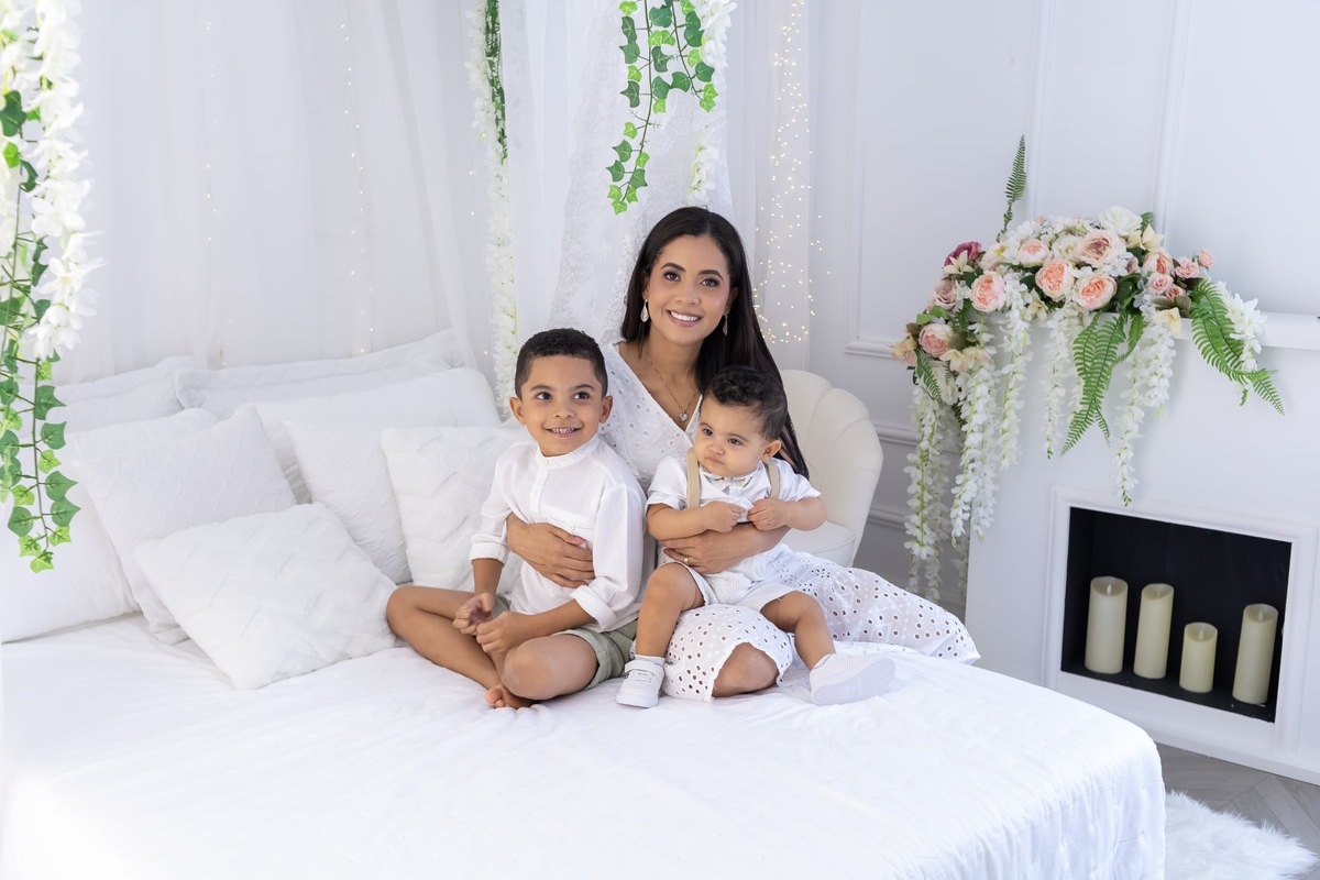 Ensaio de smash the cake em estúdio. Fotografo em Londrina especializado em ensaios de bebes, família e crianças. Momento registrado pela fotografa Giscellayne.