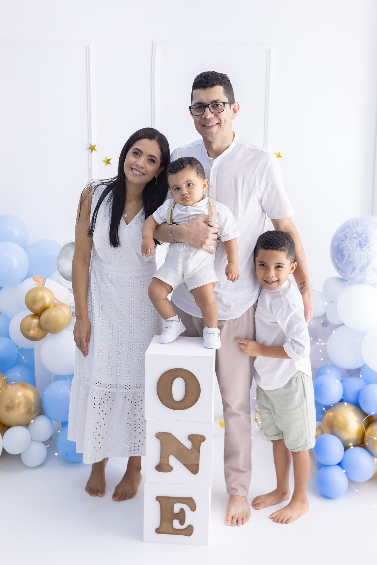 Ensaio de smash the cake em estúdio. Fotografo em Londrina especializado em ensaios de bebes, família e crianças. Momento registrado pela fotografa Giscellayne.