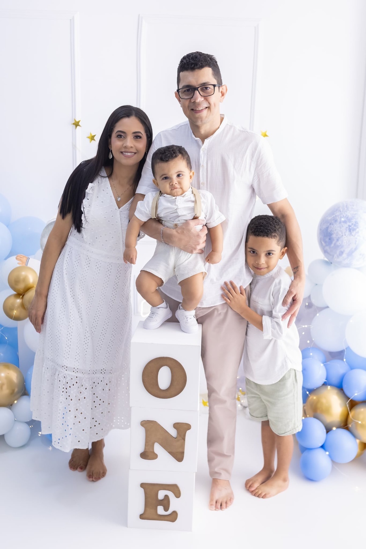 Ensaio de smash the cake em estúdio. Fotografo em Londrina especializado em ensaios de bebes, família e crianças. Momento registrado pela fotografa Giscellayne.