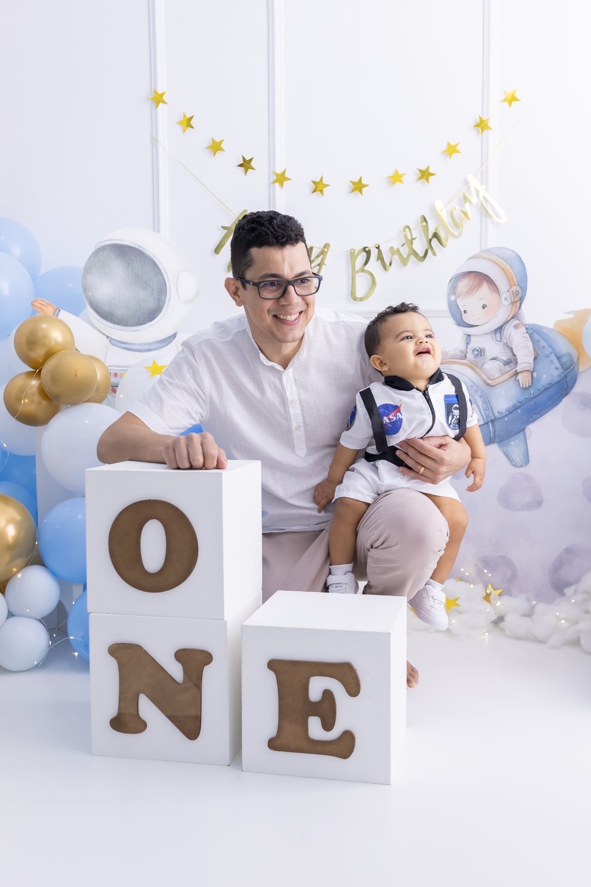 Ensaio de smash the cake em estúdio. Fotografo em Londrina especializado em ensaios de bebes, família e crianças. Momento registrado pela fotografa Giscellayne.
