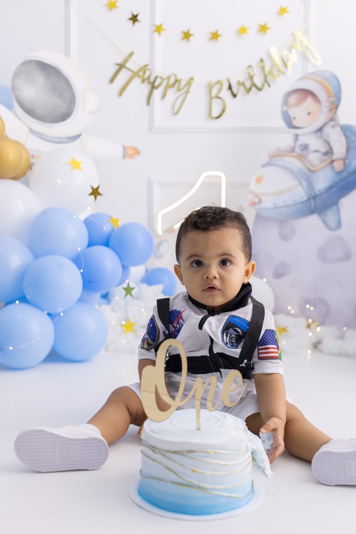 Ensaio de smash the cake em estúdio. Fotografo em Londrina especializado em ensaios de bebes, família e crianças. Momento registrado pela fotografa Giscellayne.