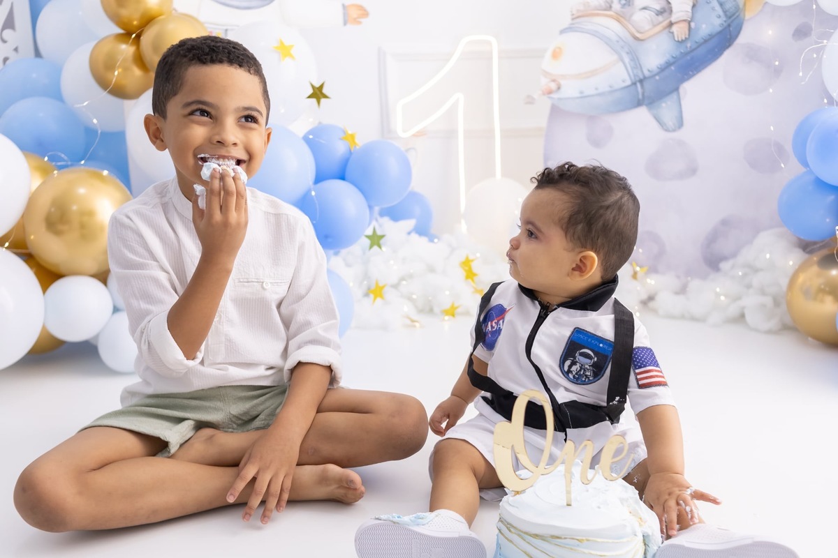 Ensaio de smash the cake em estúdio. Fotografo em Londrina especializado em ensaios de bebes, família e crianças. Momento registrado pela fotografa Giscellayne.