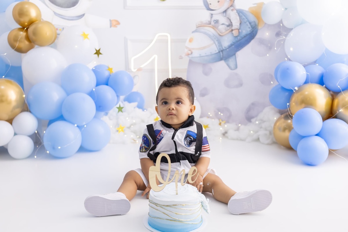 Ensaio de smash the cake em estúdio. Fotografo em Londrina especializado em ensaios de bebes, família e crianças. Momento registrado pela fotografa Giscellayne.