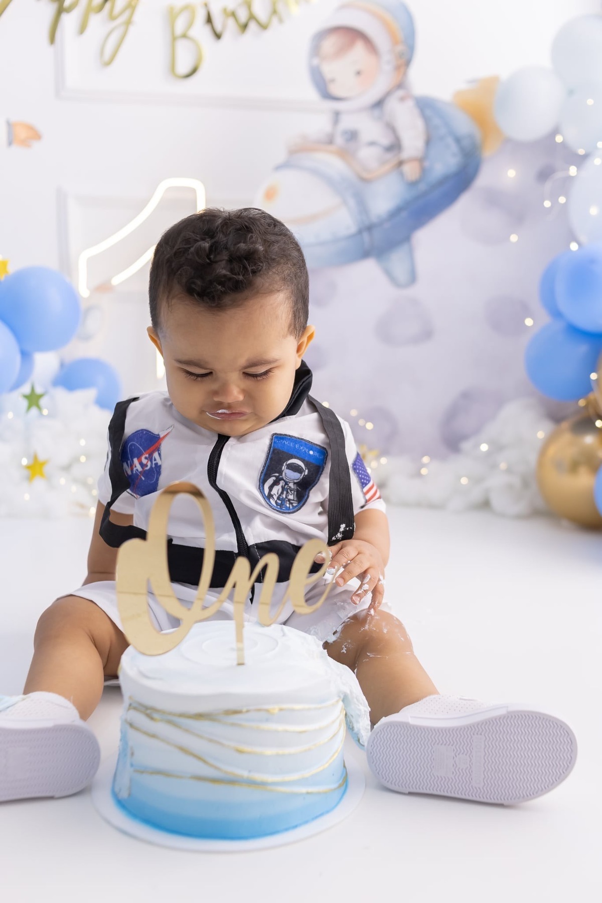 Ensaio de smash the cake em estúdio. Fotografo em Londrina especializado em ensaios de bebes, família e crianças. Momento registrado pela fotografa Giscellayne.