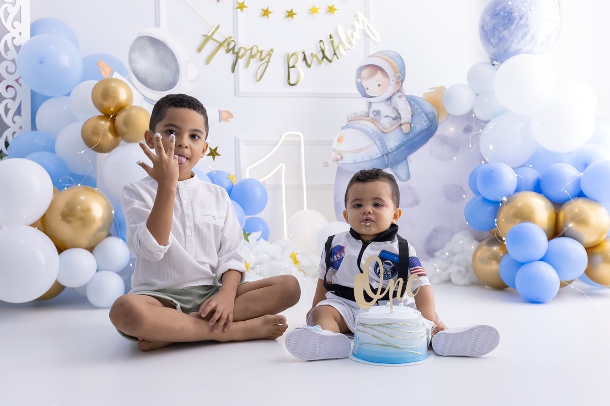 Ensaio de smash the cake em estúdio. Fotografo em Londrina especializado em ensaios de bebes, família e crianças. Momento registrado pela fotografa Giscellayne.