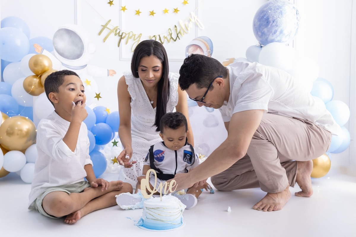 Ensaio de smash the cake em estúdio. Fotografo em Londrina especializado em ensaios de bebes, família e crianças. Momento registrado pela fotografa Giscellayne.