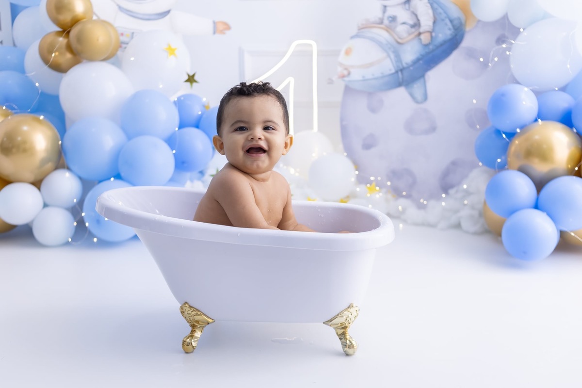 Ensaio de smash the cake em estúdio. Fotografo em Londrina especializado em ensaios de bebes, família e crianças. Momento registrado pela fotografa Giscellayne.