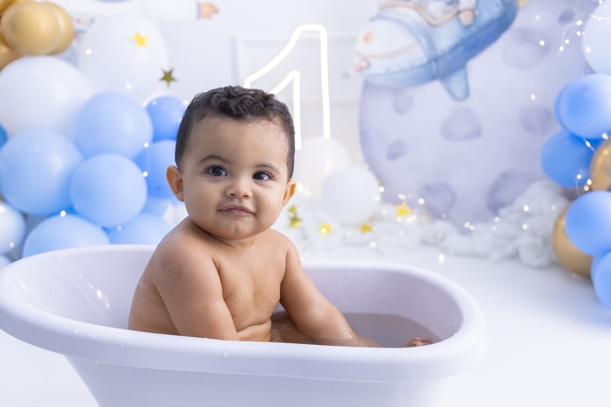 Ensaio de smash the cake em estúdio. Fotografo em Londrina especializado em ensaios de bebes, família e crianças. Momento registrado pela fotografa Giscellayne.