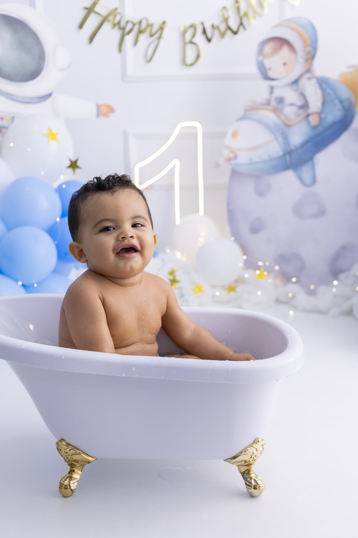 Ensaio de smash the cake em estúdio. Fotografo em Londrina especializado em ensaios de bebes, família e crianças. Momento registrado pela fotografa Giscellayne.