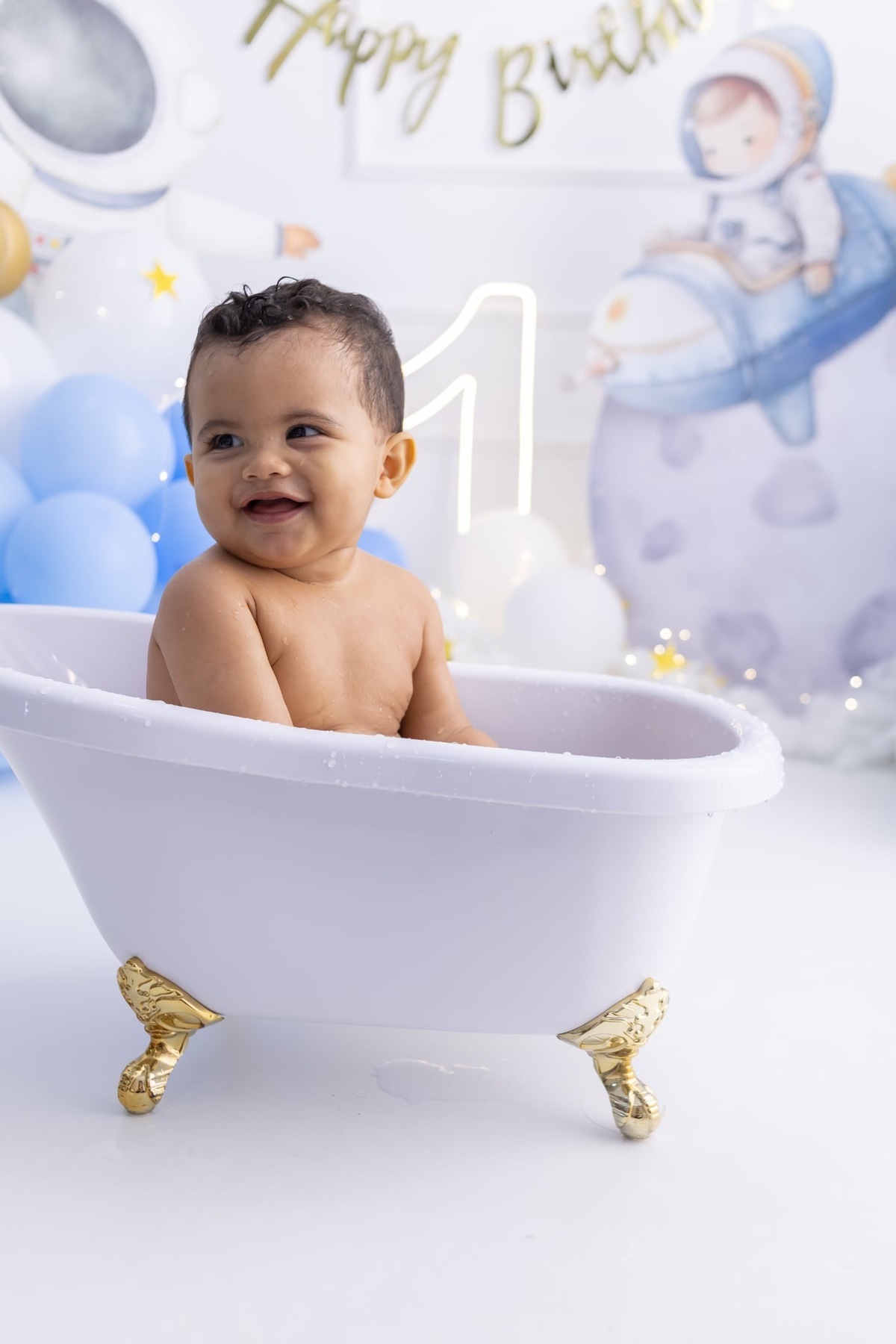 Ensaio de smash the cake em estúdio. Fotografo em Londrina especializado em ensaios de bebes, família e crianças. Momento registrado pela fotografa Giscellayne.