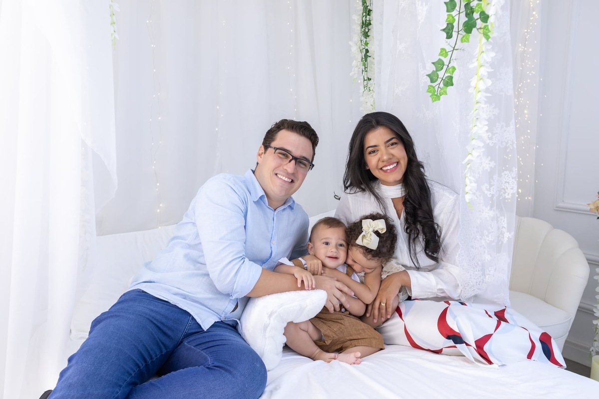 Ensaio de smash the cake em estúdio. Fotografo em Londrina especializado em ensaios de bebes, família e crianças. Momento registrado pela fotografa Giscellayne.