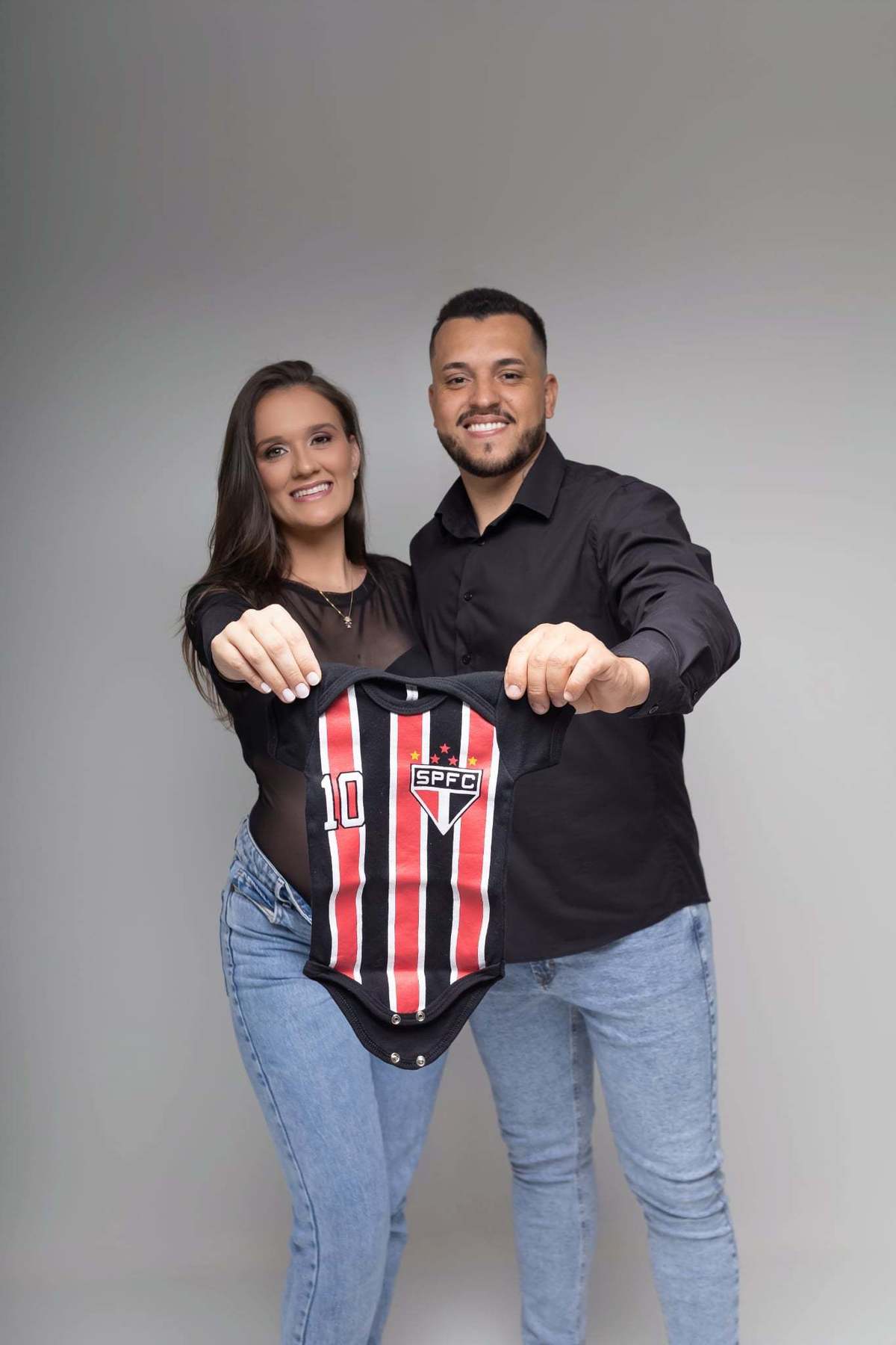 Ensaio de gestante em estúdio. Fotografo em Londrina especializado em ensaios de bebes, família e crianças. Momento registrado pela fotografa Giscellayne.