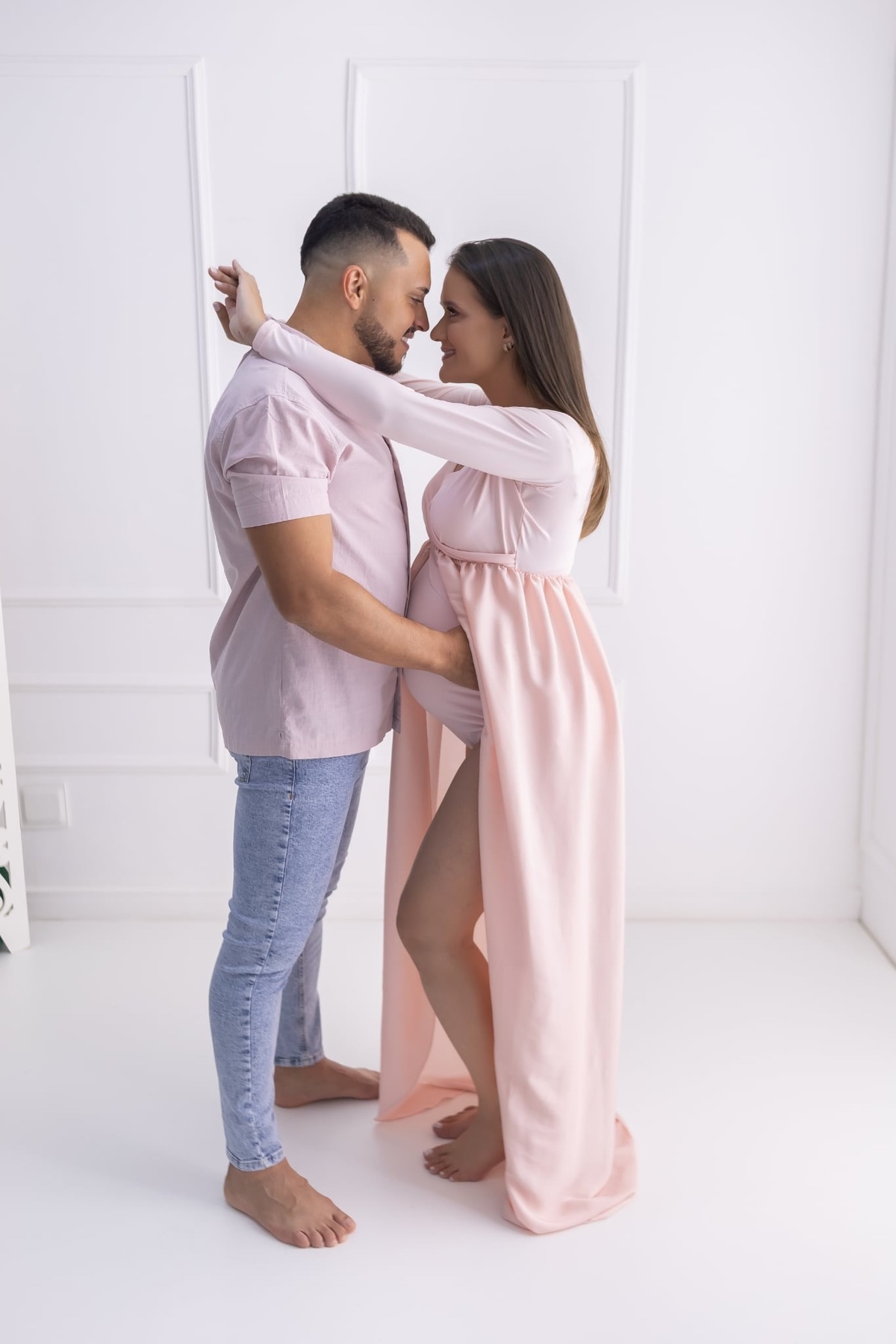 Ensaio de gestante em estúdio. Fotografo em Londrina especializado em ensaios de bebes, família e crianças. Momento registrado pela fotografa Giscellayne.