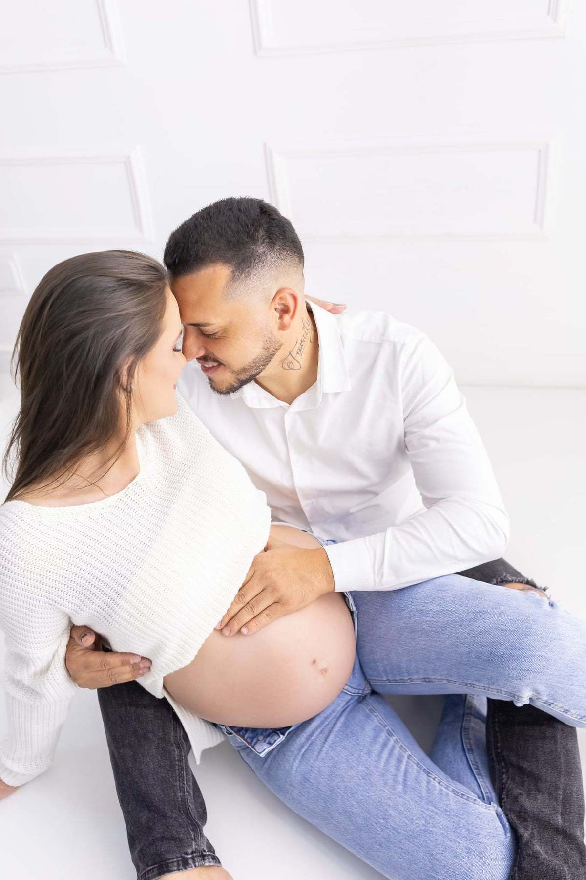 Ensaio de gestante em estúdio. Fotografo em Londrina especializado em ensaios de bebes, família e crianças. Momento registrado pela fotografa Giscellayne.