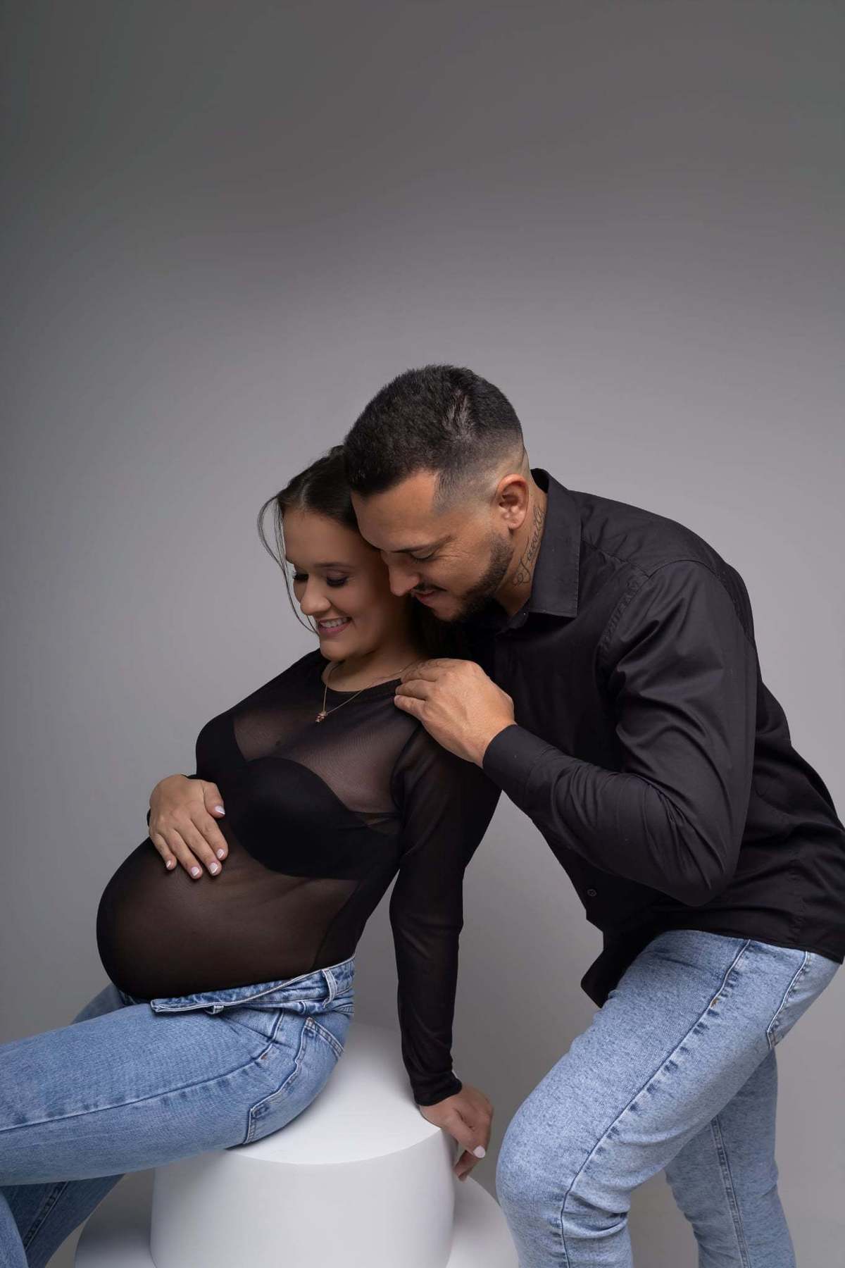 Ensaio de gestante em estúdio. Fotografo em Londrina especializado em ensaios de bebes, família e crianças. Momento registrado pela fotografa Giscellayne.