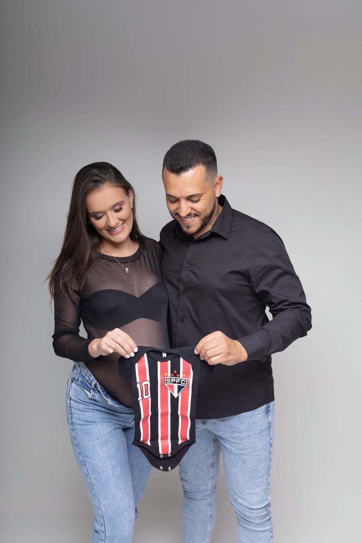 Ensaio de gestante em estúdio. Fotografo em Londrina especializado em ensaios de bebes, família e crianças. Momento registrado pela fotografa Giscellayne.