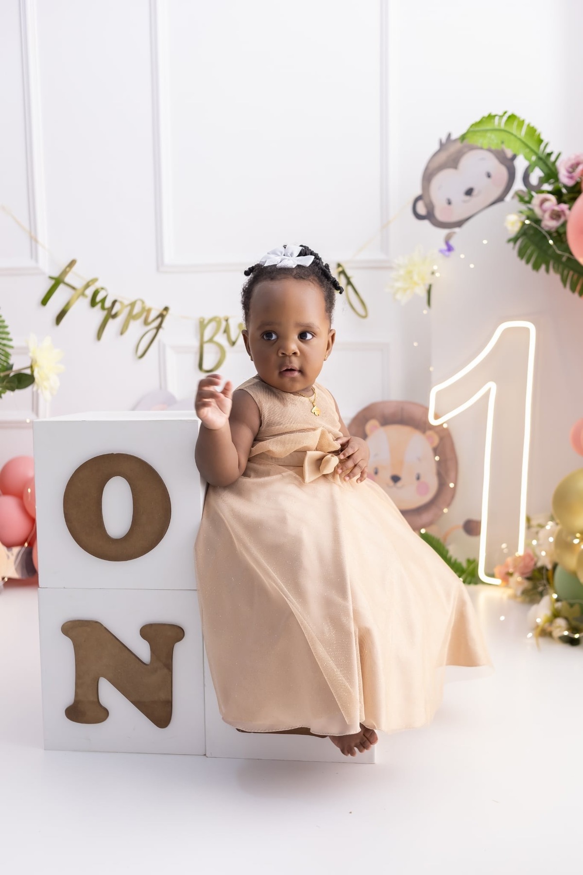 Ensaio de smash the cake em estúdio. Fotografo em Londrina especializado em ensaios de bebes, família e crianças. Momento registrado pela fotografa Giscellayne.