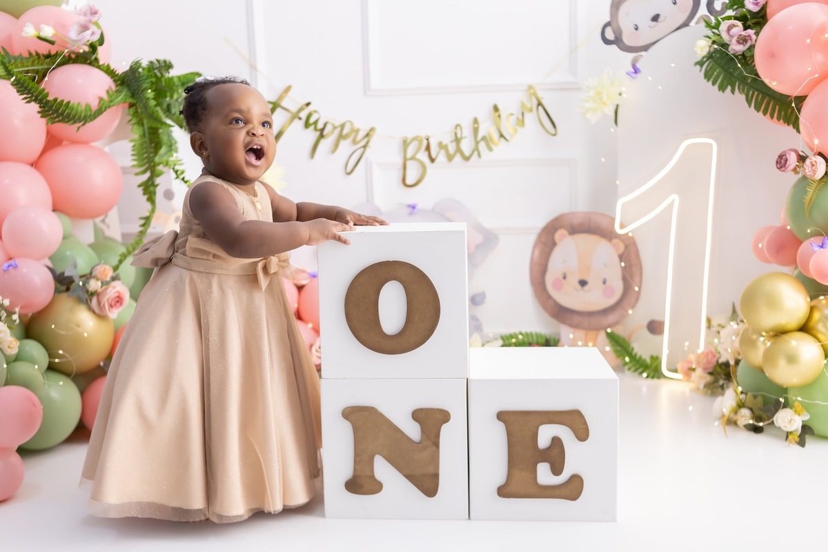 Ensaio de smash the cake em estúdio. Fotografo em Londrina especializado em ensaios de bebes, família e crianças. Momento registrado pela fotografa Giscellayne.